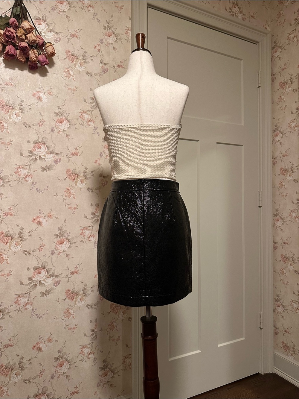 Aritzia Mini Skirt Wilfred Black Crinkled Faux Leather Vinyl Size 4 - Picture 2 of 9